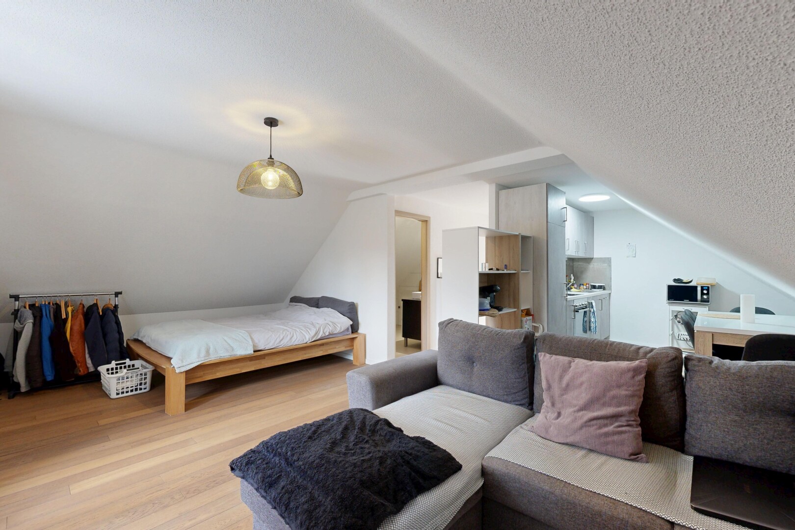chambre avec pièce supplémentaire, plafond texturé, textured ceiling, inside property, et plafond bas
