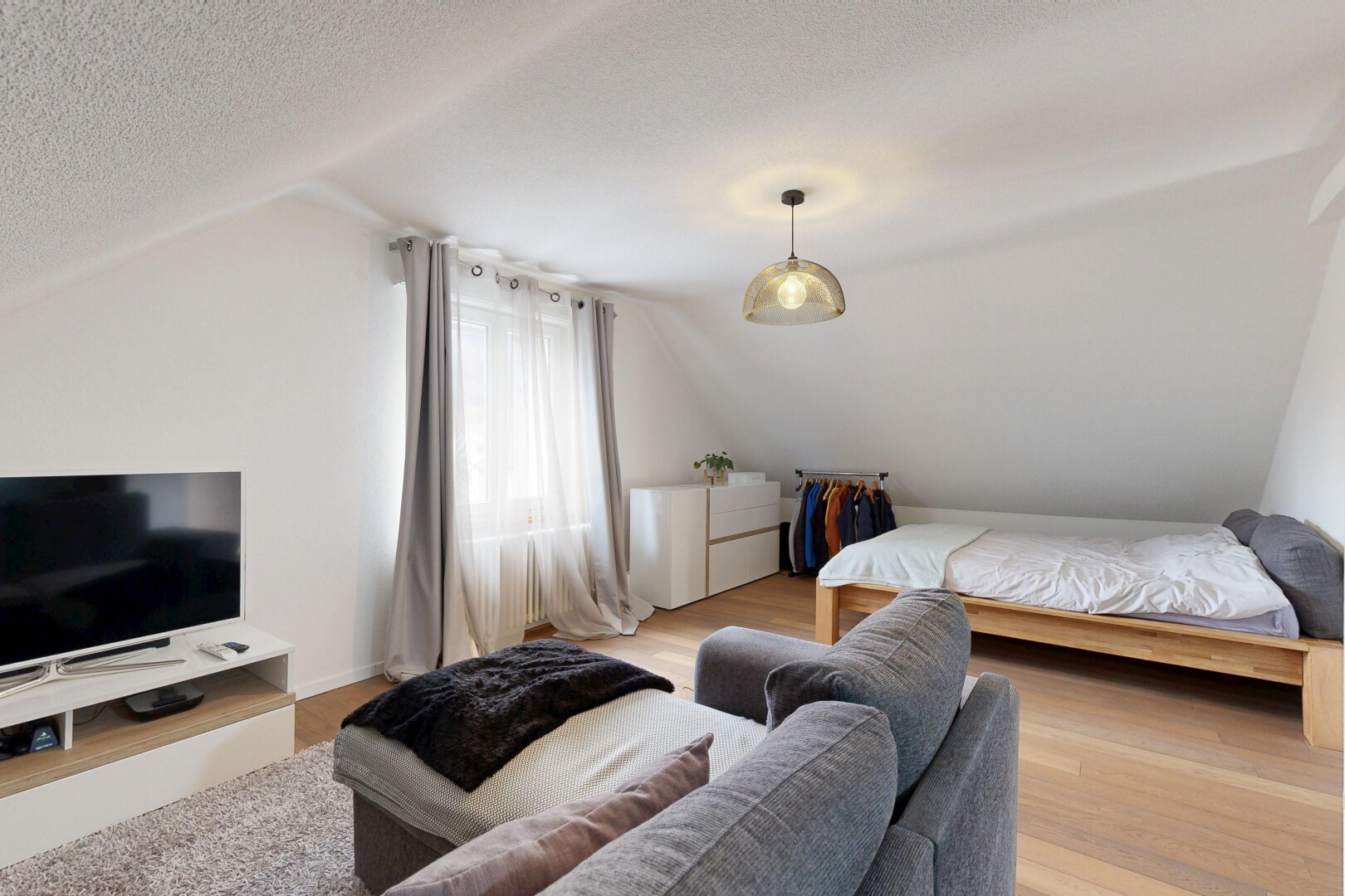 chambre avec télévision, plafond bas, low ceiling, plafond voûté, et vaulted ceiling