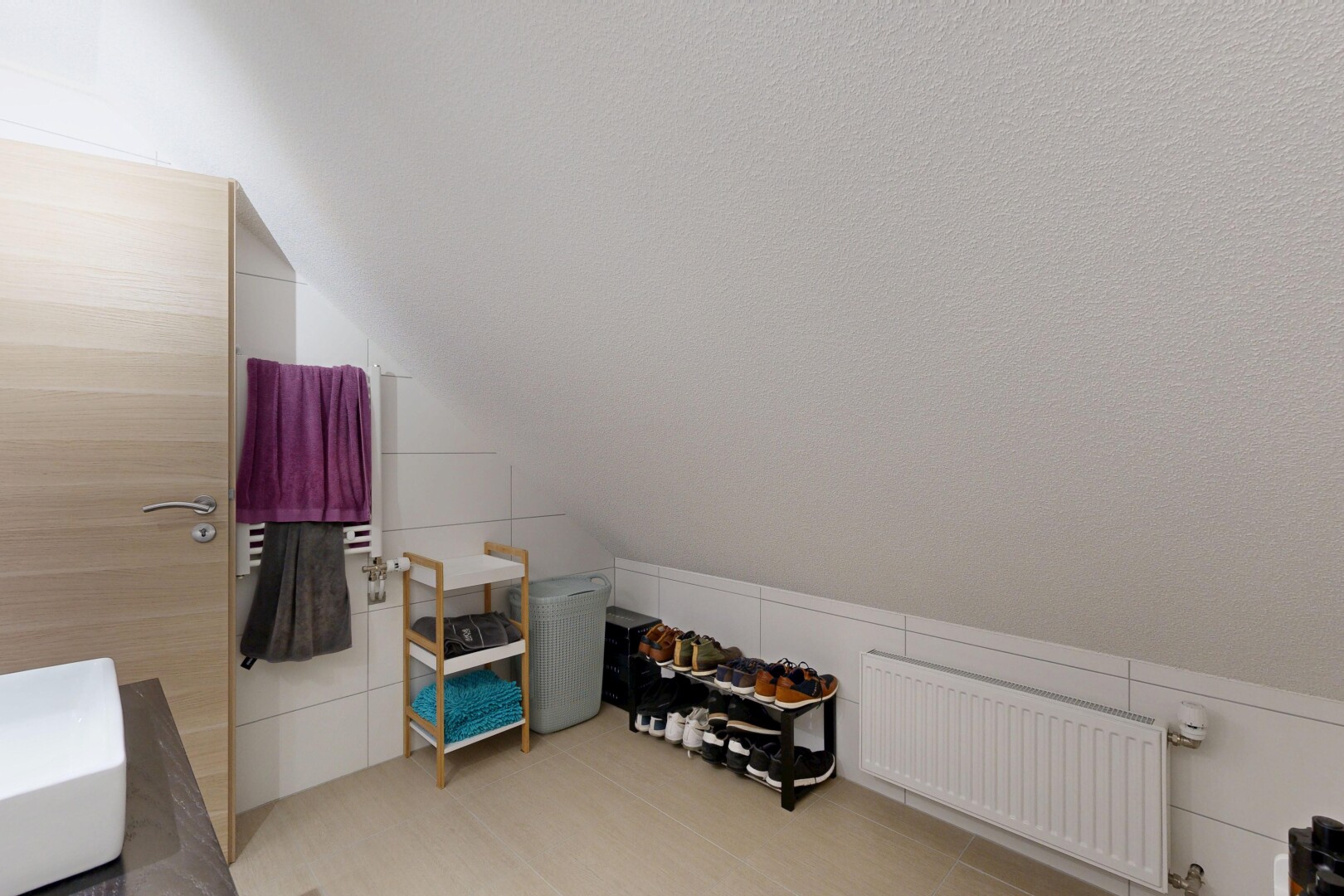 chambre avec pièce supplémentaire, radiateur, inside property, plafond voûté, et vaulted ceiling