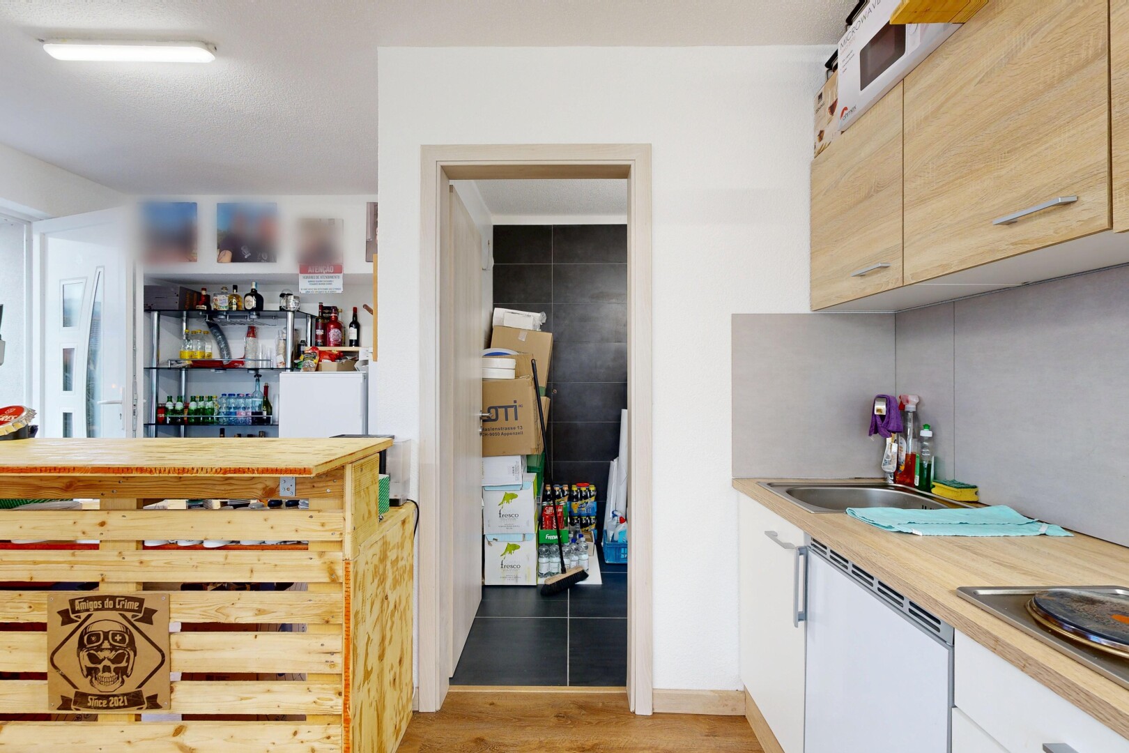 cuisine avec plans de travail, inside property, sol en finition bois, wood finish floor, et plaque de cuisson
