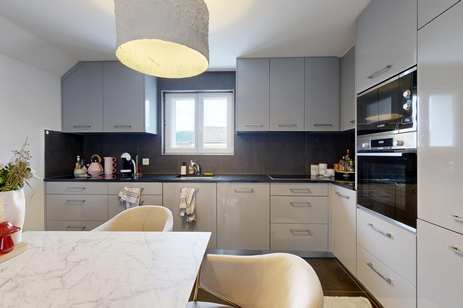 cuisine avec four, micro-ondes, lumière naturelle, natural light, et inside property