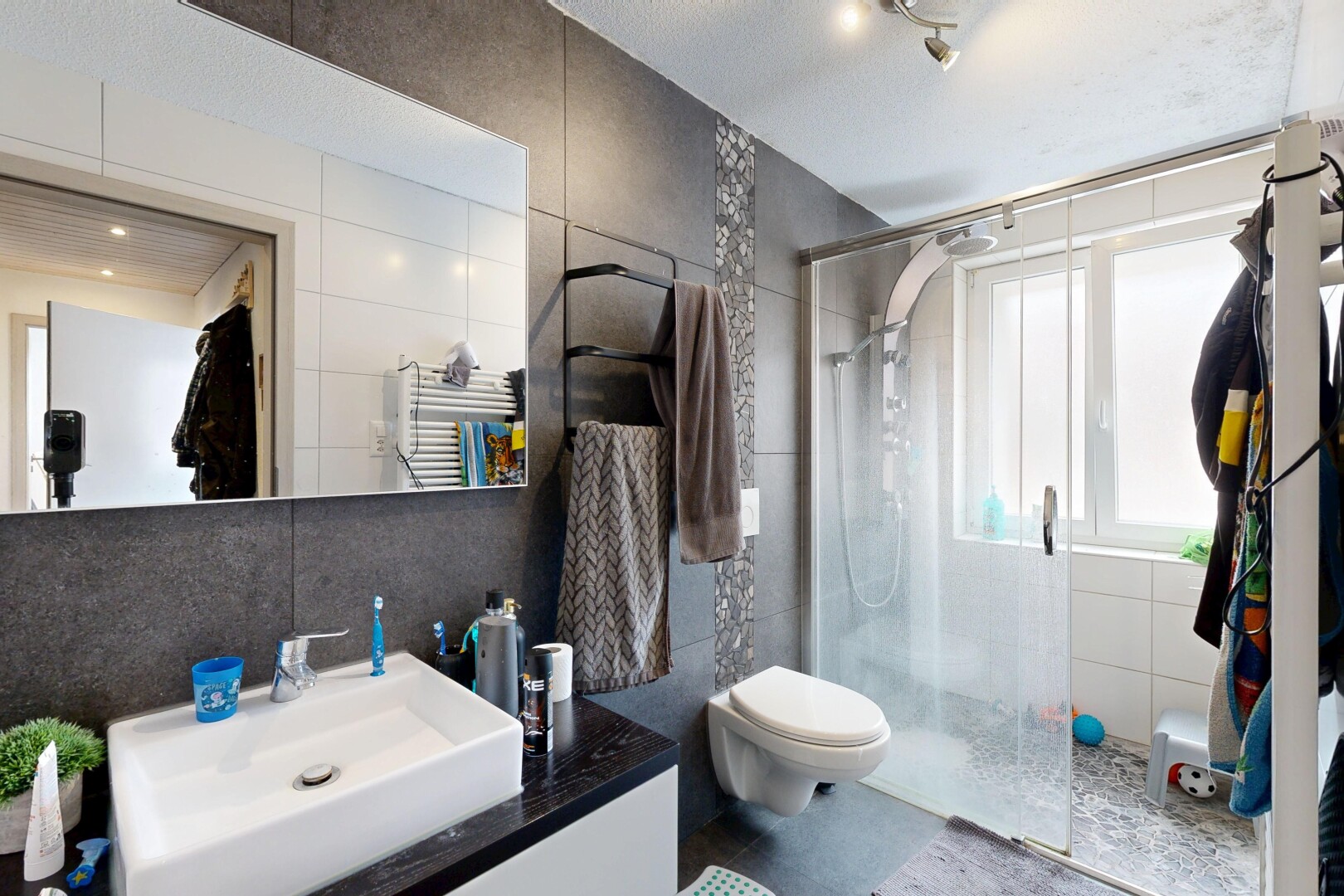 salle de bains avec mur en carrelage, tile wall, inside property, salle de bain complète, et douche