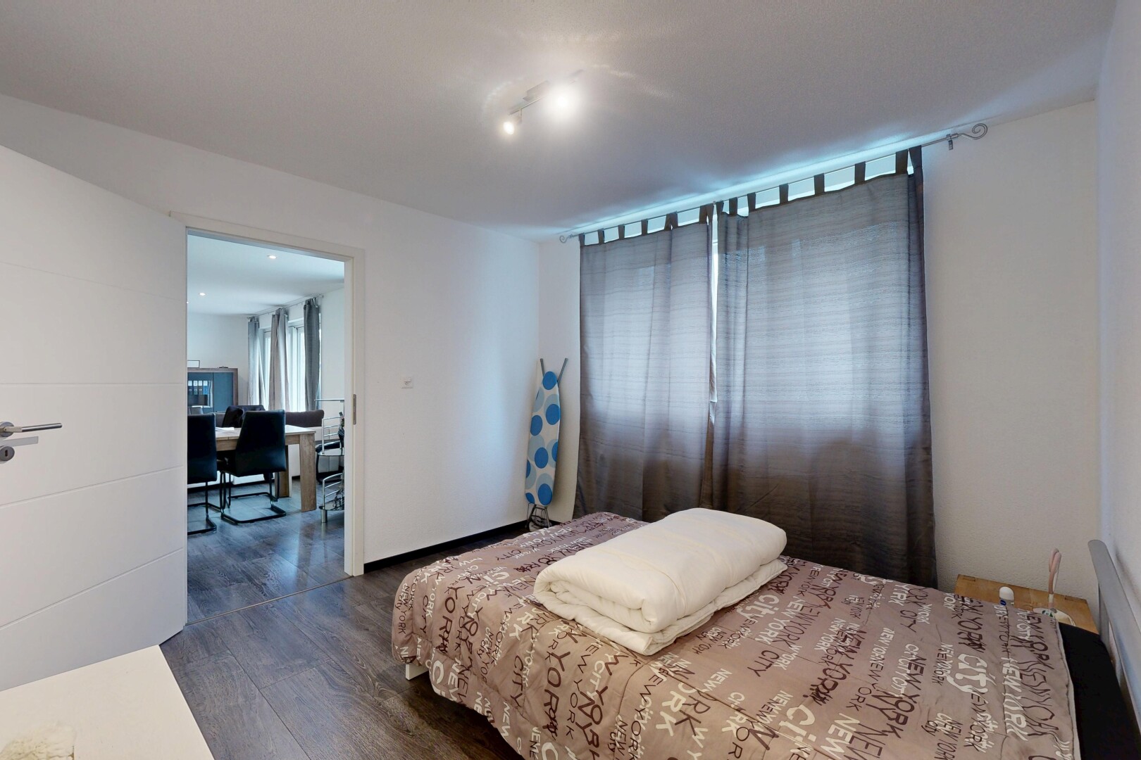 chambre avec espace bureau, sol en finition bois, wood finish floor, inside property, et cloison sèche