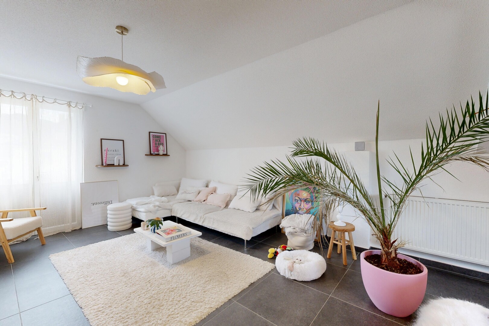 salon avec plafond voûté, vaulted ceiling, inside property, lumière naturelle, et natural light