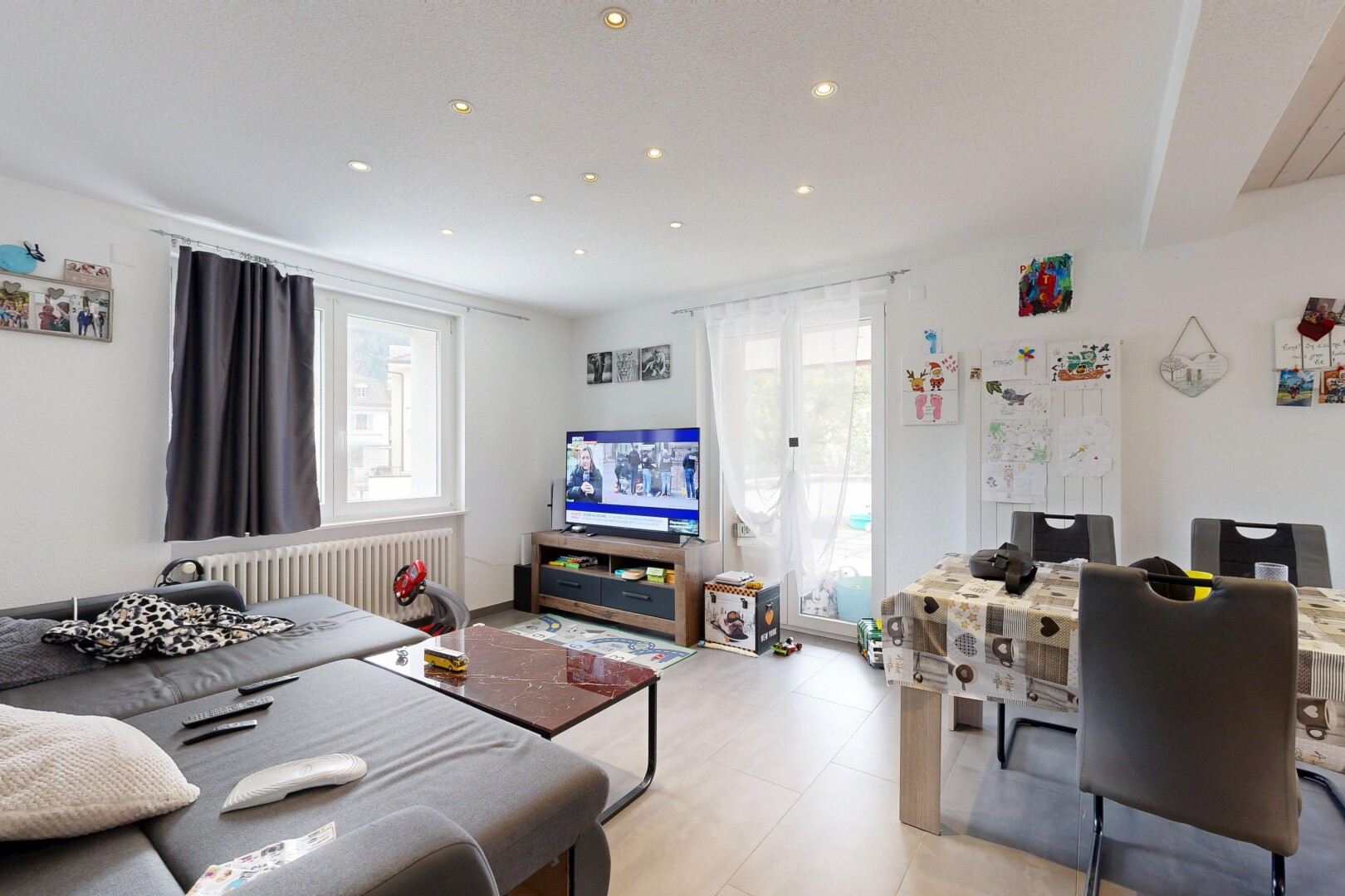 salon / salle à manger avec inside property, cloison sèche, drywall, télévision, et lumière naturelle