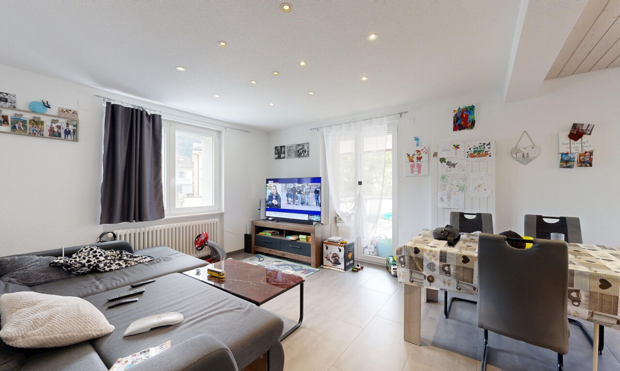 salon / salle à manger avec inside property, cloison sèche, drywall, télévision, et lumière naturelle
