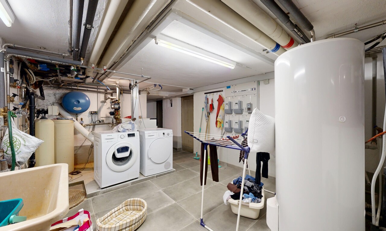 buanderie avec chauffe-eau, buanderie, inside property, lave-linge et sèche-linge séparés, et sous-sol