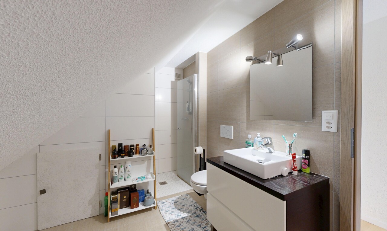 salle de bains avec plafond texturé, textured ceiling, toilette, salle de bain complète, et lavabo (ou coiffeuse selon le contexte)