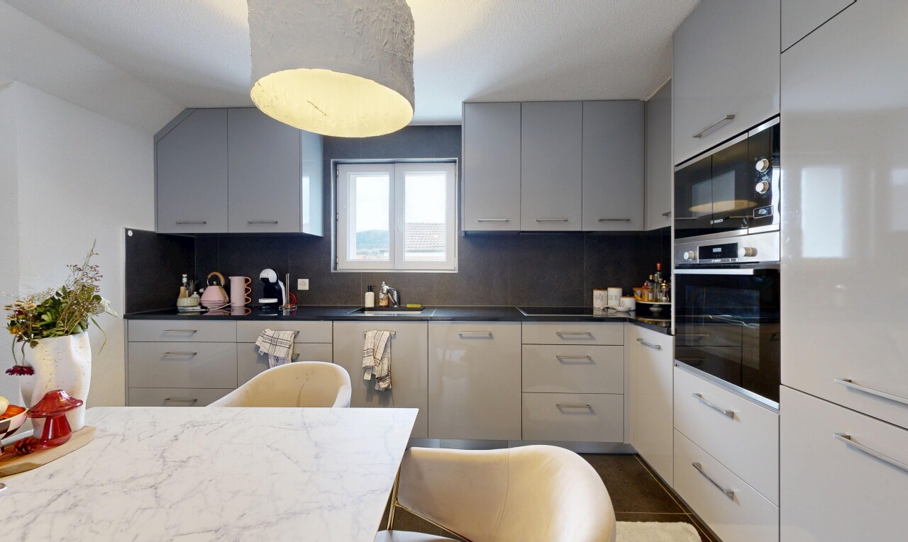 cuisine avec four, micro-ondes, lumière naturelle, natural light, et inside property