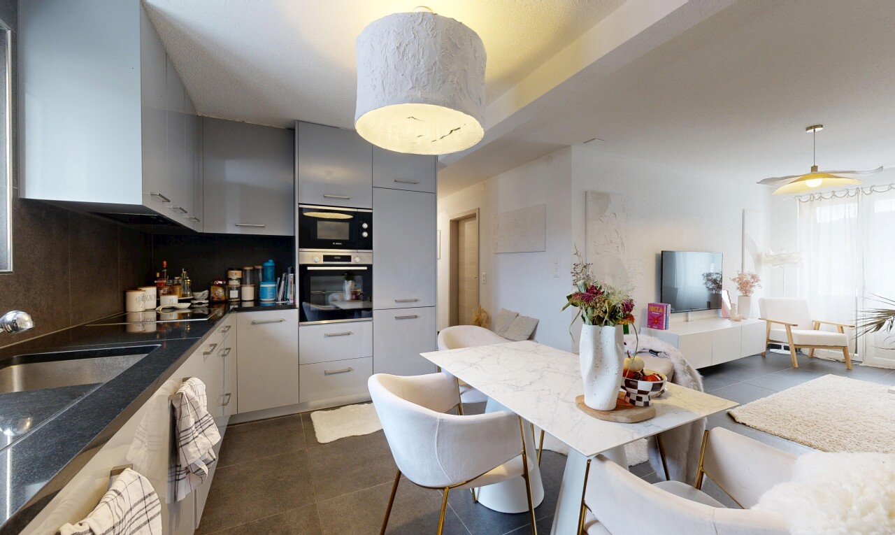 cuisine avec télévision, inside property, four double, ouvert sur l'espace de vie, et cloison sèche