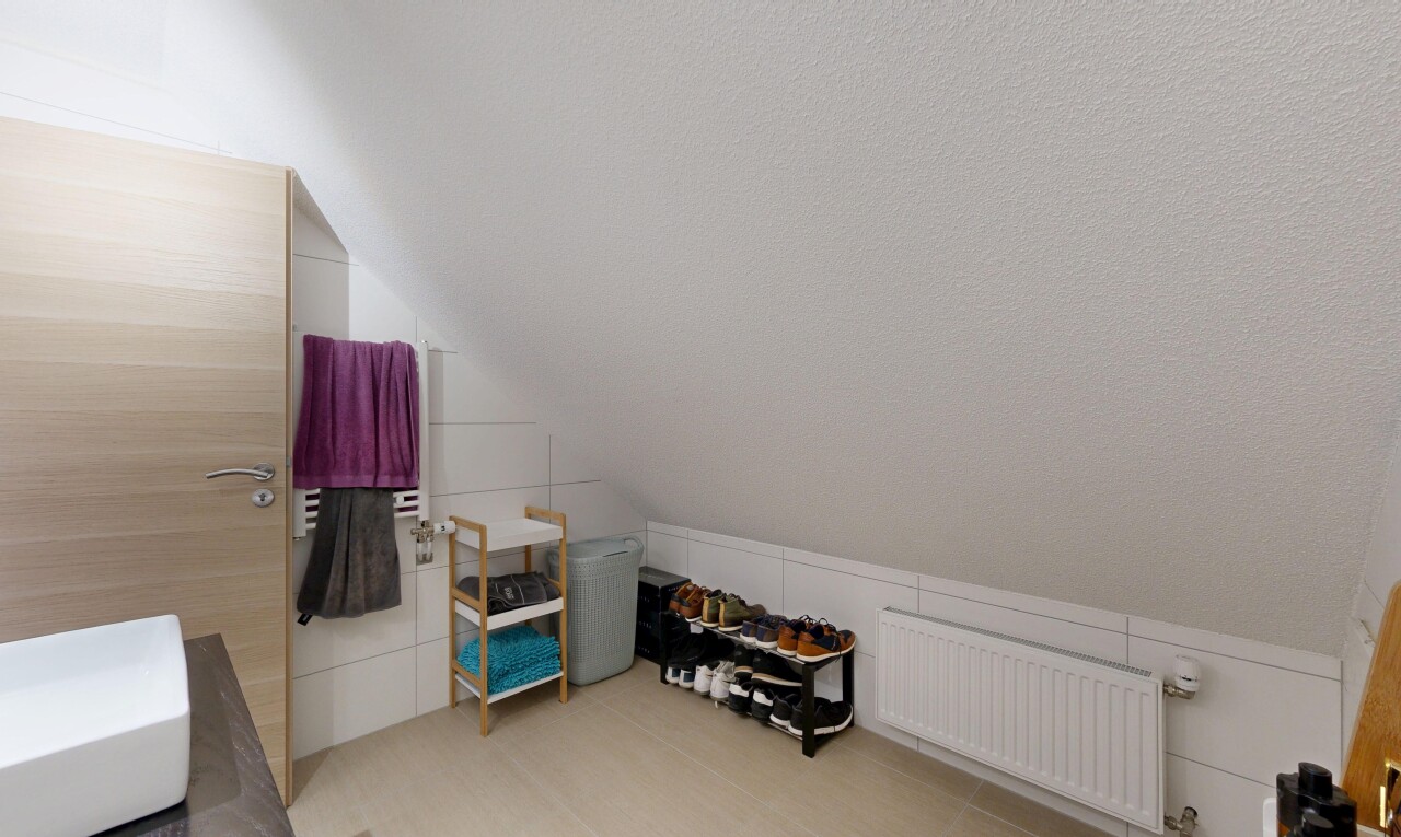 chambre avec pièce supplémentaire, radiateur, inside property, plafond voûté, et vaulted ceiling