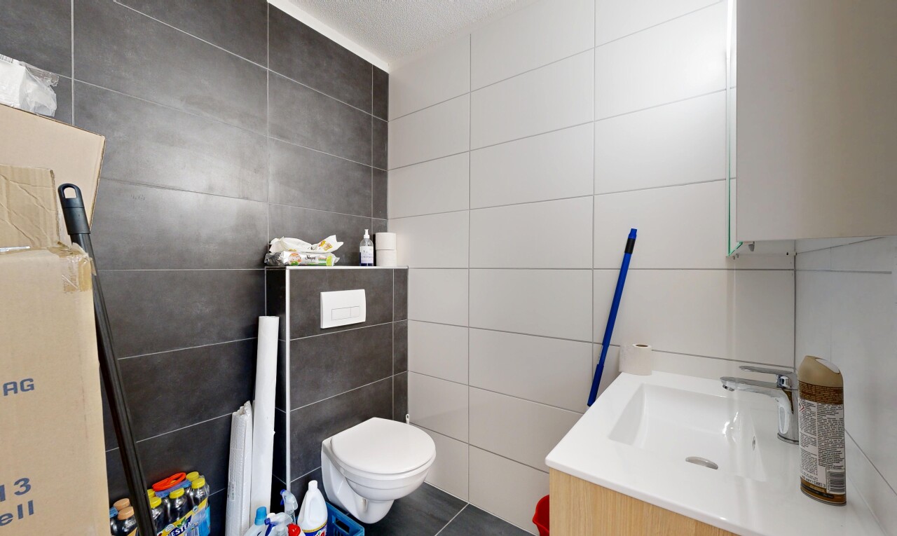 salle de bains avec mur en carrelage, tile wall, lavabo (ou coiffeuse selon le contexte), évier, et inside property