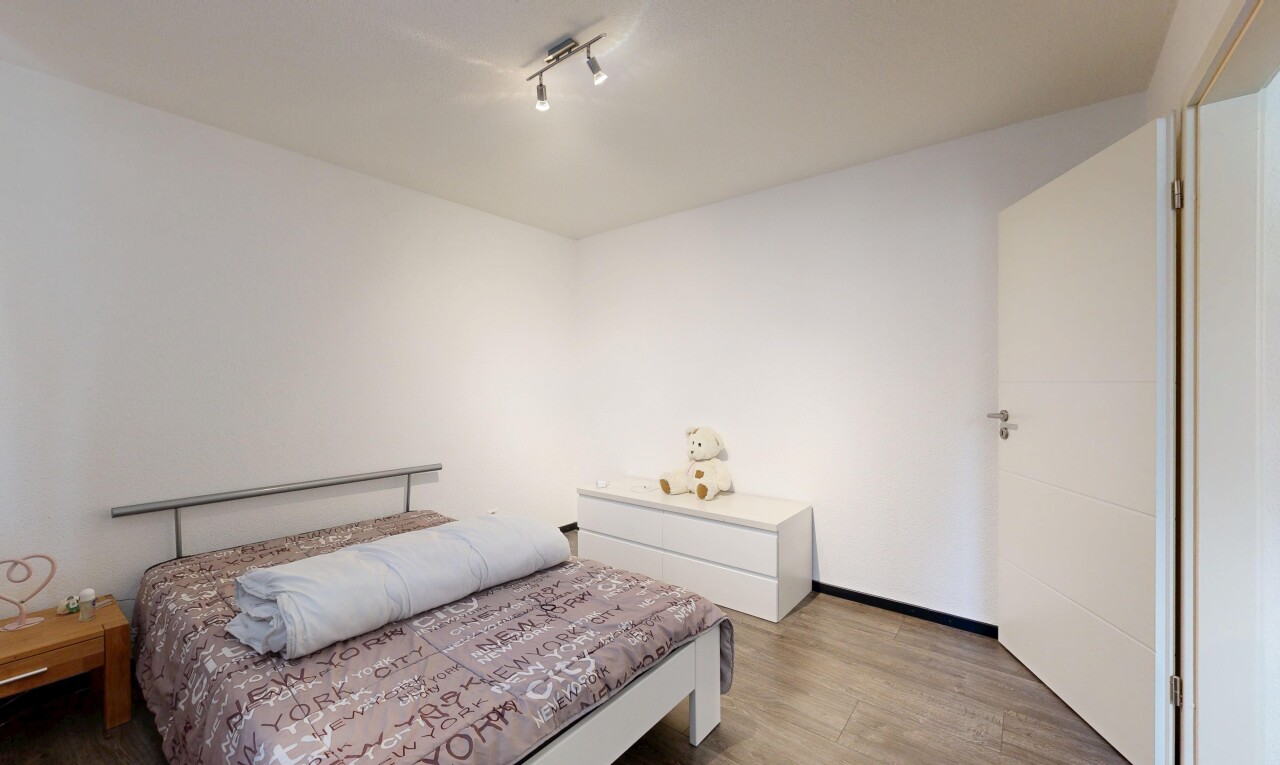 chambre avec sol en finition bois, wood finish floor, cloison sèche, drywall, et inside property