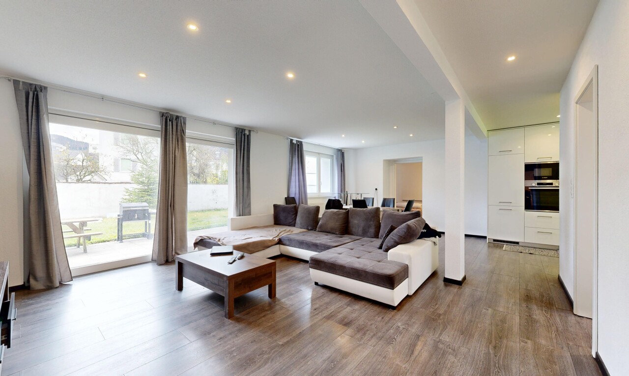 salon avec sol en finition bois, wood finish floor, lumière naturelle, natural light, et inside property