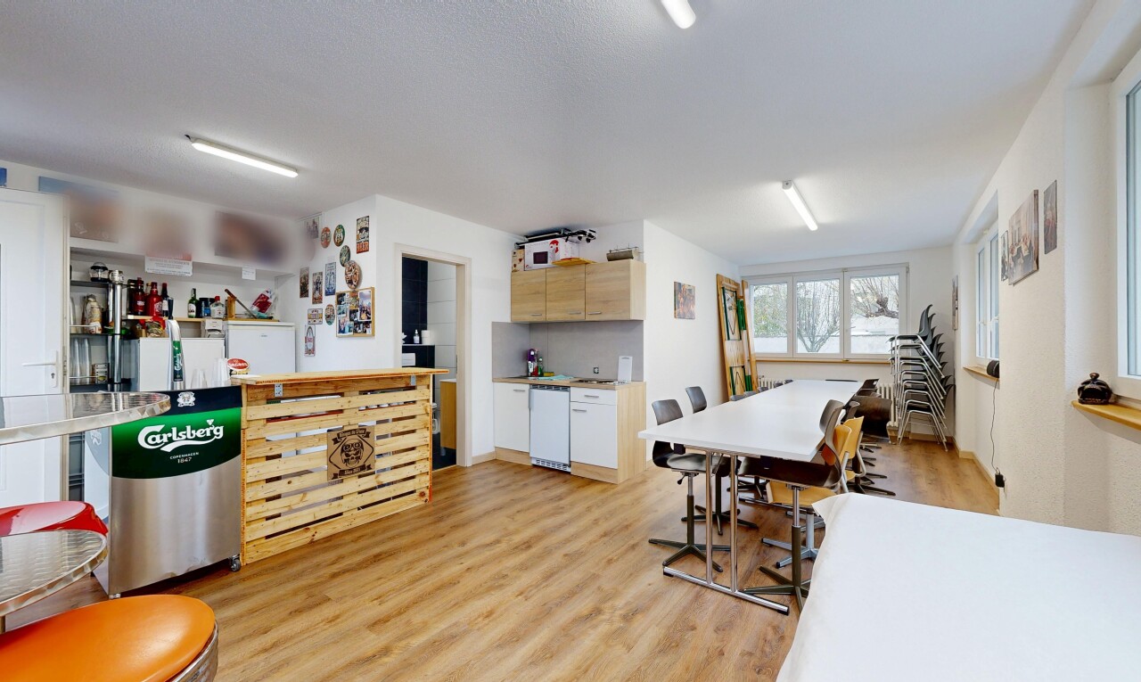 salle à manger avec inside property, lumière naturelle, natural light, sol en finition bois, et wood finish floor
