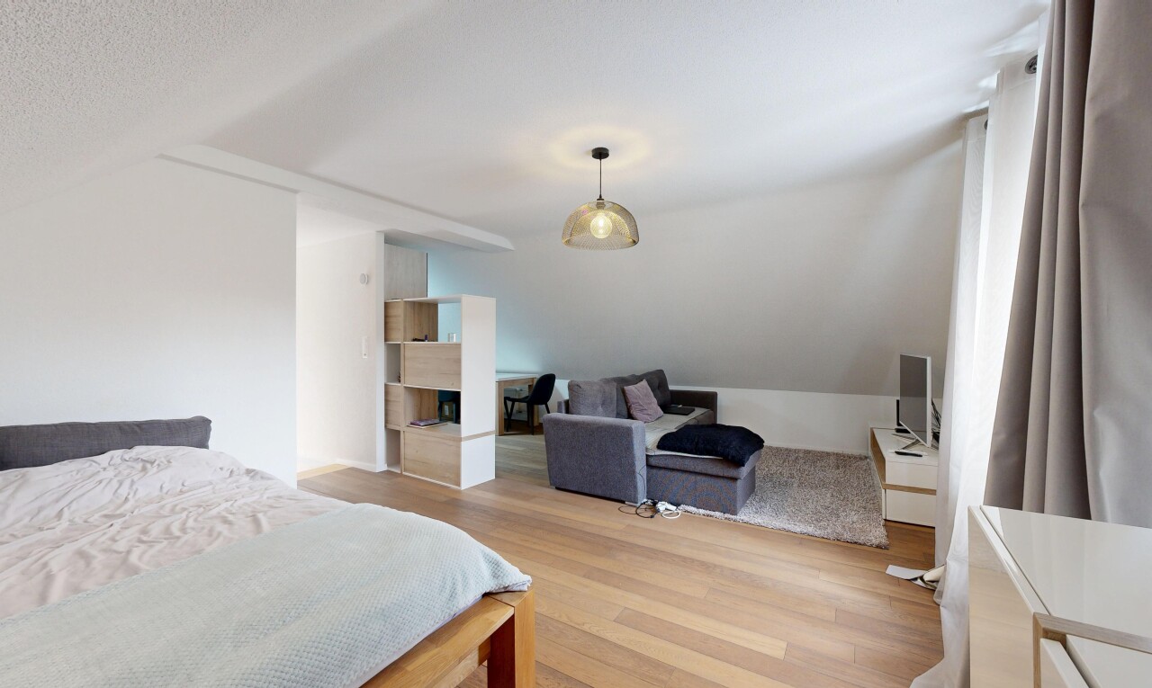 chambre avec plafond voûté, vaulted ceiling, sol en finition bois, wood finish floor, et inside property