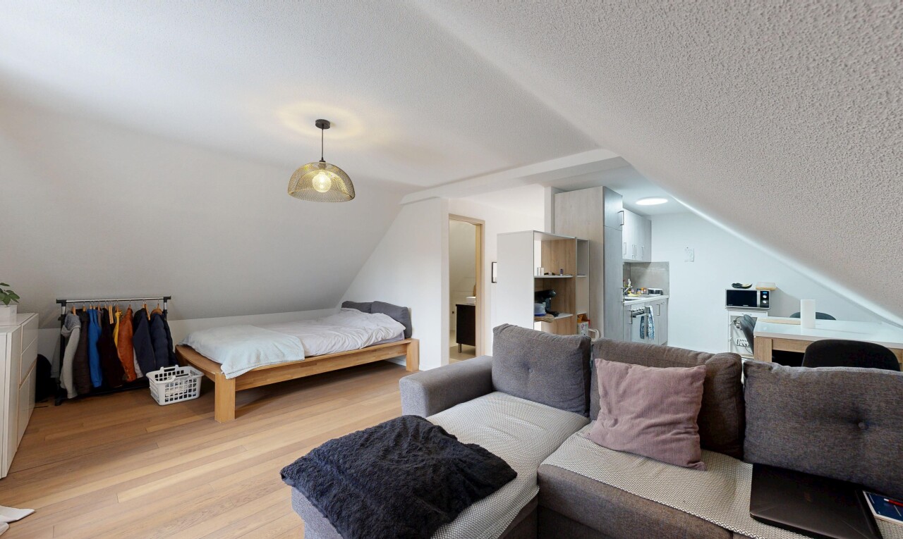 chambre avec pièce supplémentaire, plafond texturé, textured ceiling, inside property, et plafond bas