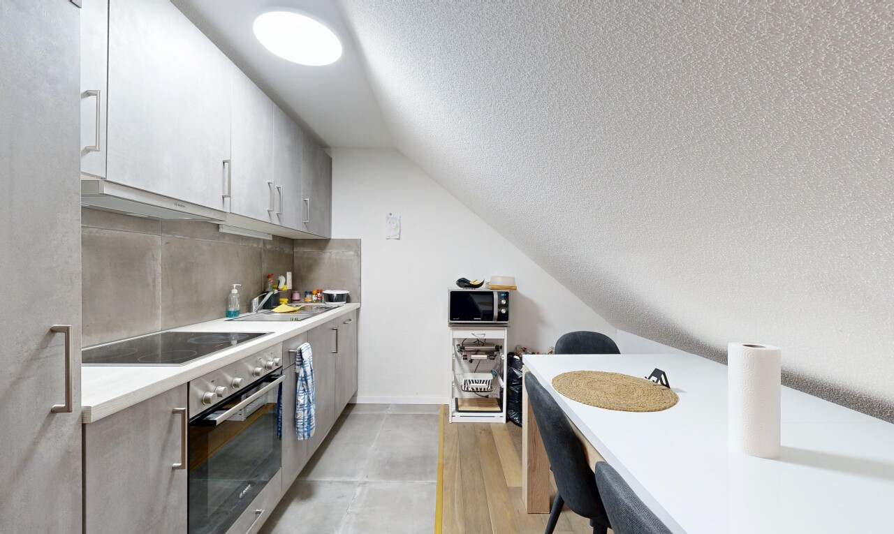 cuisine avec plafond texturé, textured ceiling, plans de travail, four, et hotte