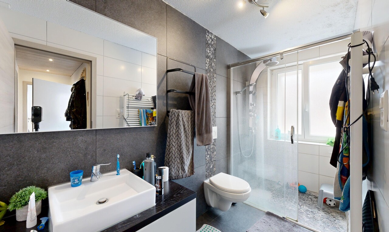 salle de bains avec mur en carrelage, tile wall, inside property, salle de bain complète, et douche
