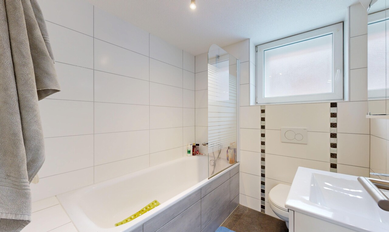 salle de bains avec salle de bain complète, lavabo (ou coiffeuse selon le contexte), bain, lumière naturelle, et natural light