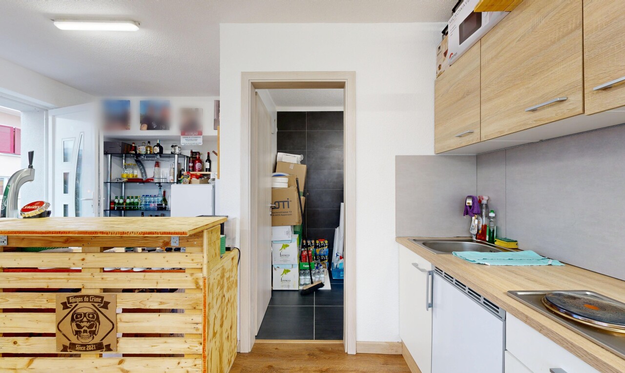 cuisine avec plans de travail, inside property, sol en finition bois, wood finish floor, et plaque de cuisson