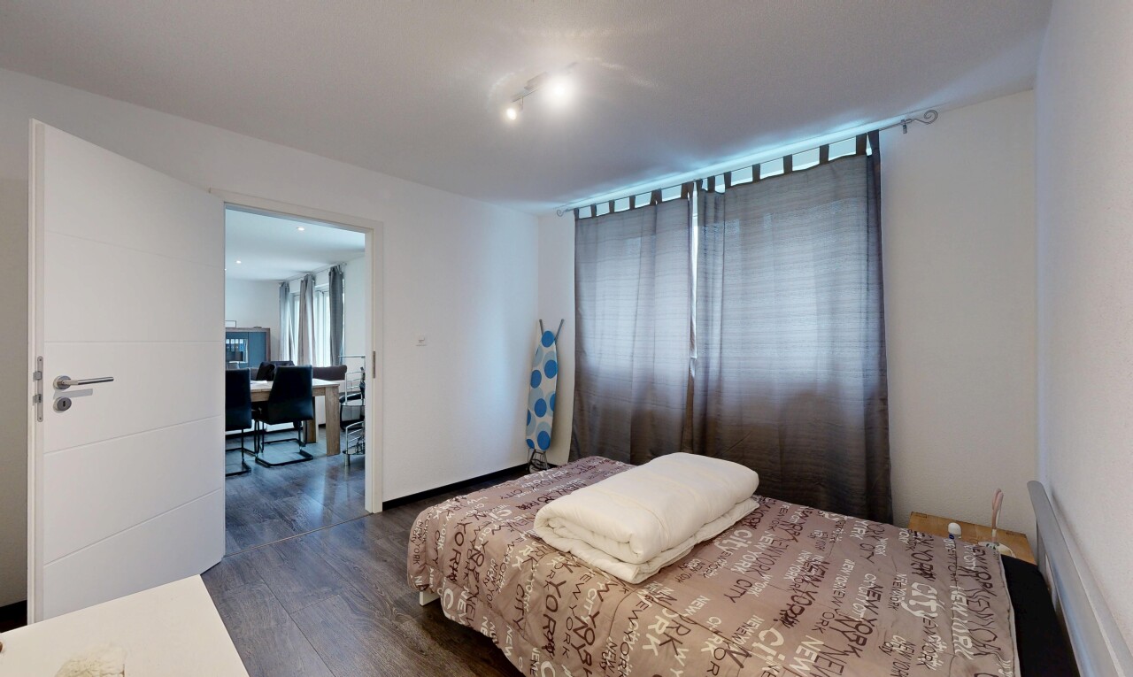 chambre avec espace bureau, sol en finition bois, wood finish floor, inside property, et cloison sèche