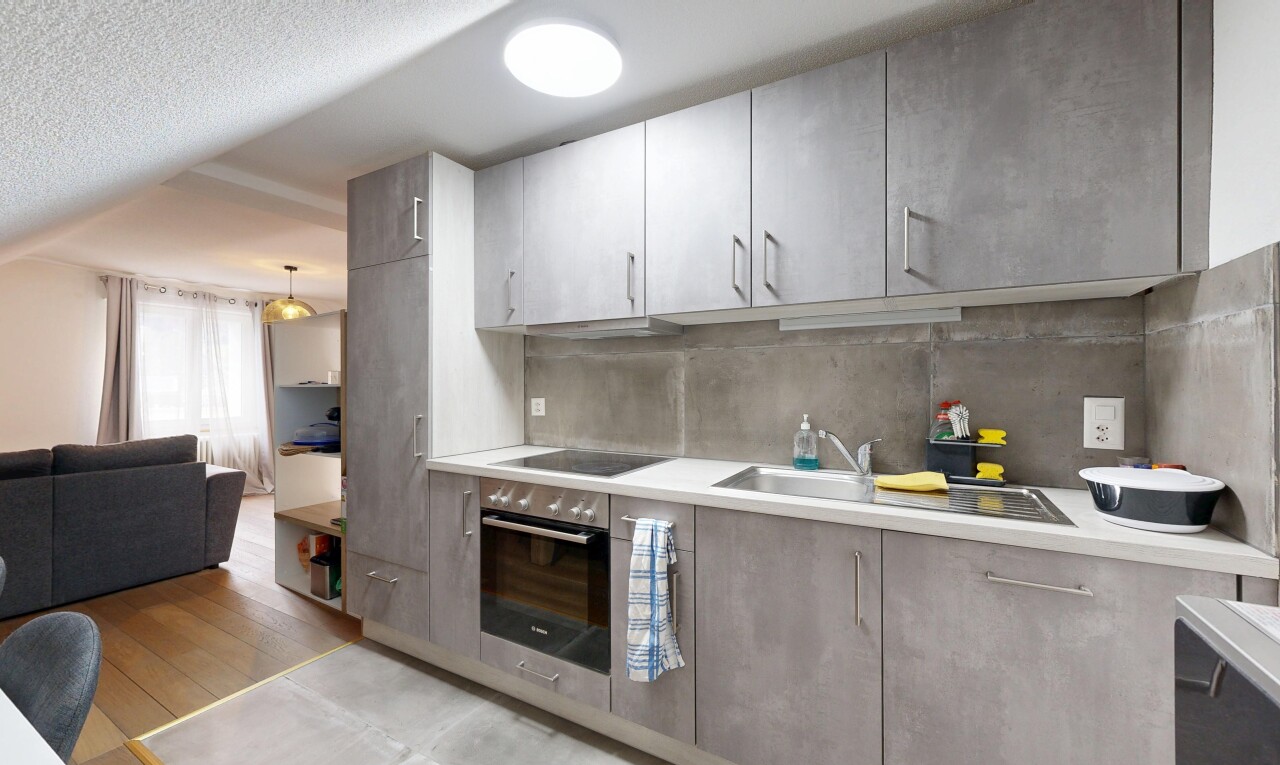 cuisine avec plans de travail, ouvert sur l'espace de vie, four, inside property, et sol en finition bois