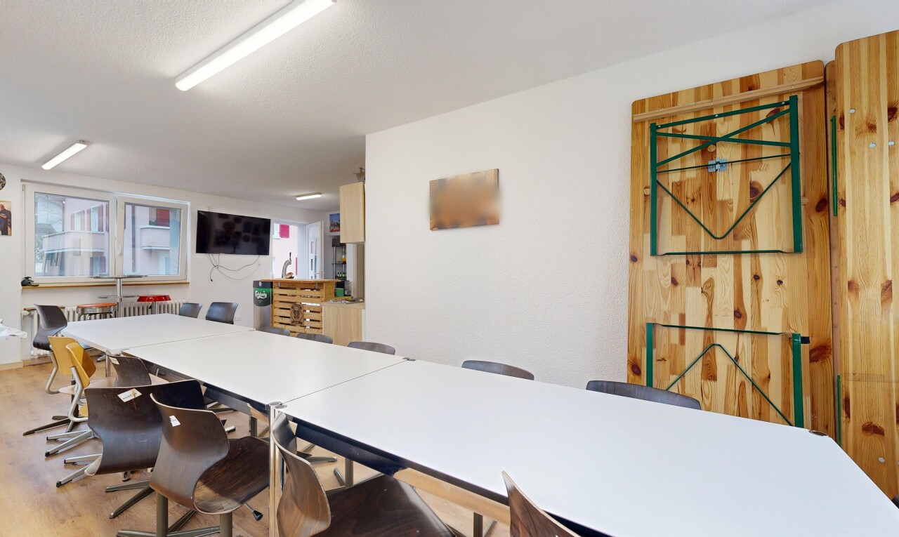 salle à manger avec télévision, inside property, cloison sèche, drywall, et lumière naturelle
