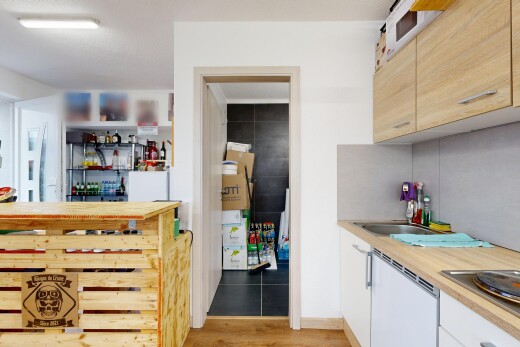 cuisine avec plans de travail, inside property, sol en finition bois, wood finish floor, et plaque de cuisson