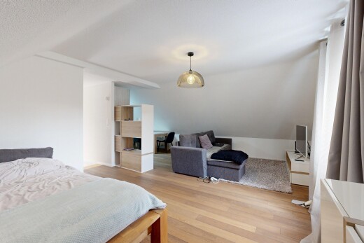 chambre avec plafond voûté, vaulted ceiling, sol en finition bois, wood finish floor, et inside property