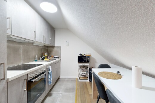 cuisine avec plafond texturé, textured ceiling, plans de travail, four, et hotte