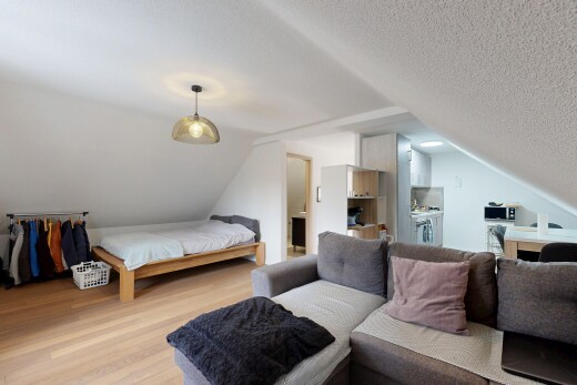chambre avec pièce supplémentaire, plafond texturé, textured ceiling, inside property, et plafond bas