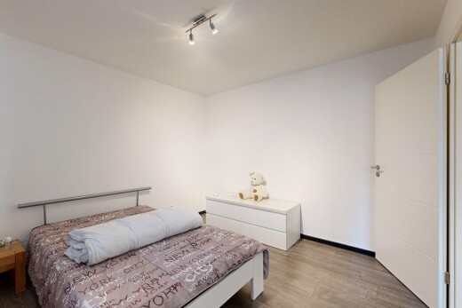chambre avec sol en finition bois, wood finish floor, cloison sèche, drywall, et inside property