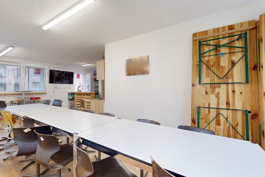 salle à manger avec télévision, inside property, cloison sèche, drywall, et lumière naturelle