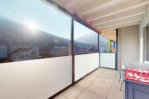 balkon mit blick auf die berge und balkon