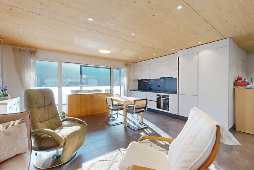 wohn- / esszimmer mit holzdecke und natürliches licht