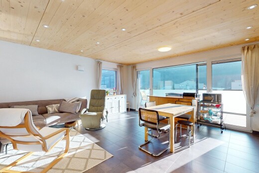 wohn- / esszimmer mit holzdecke und natürliches licht