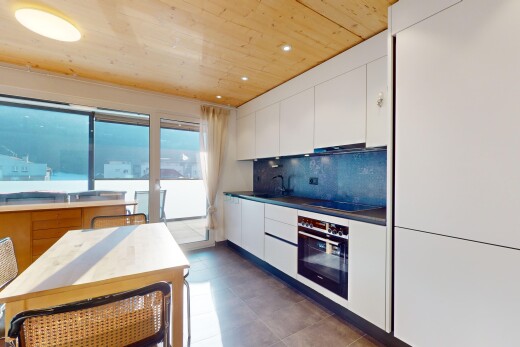 küche mit weiße schränke, ofen, herd, und holzdecke