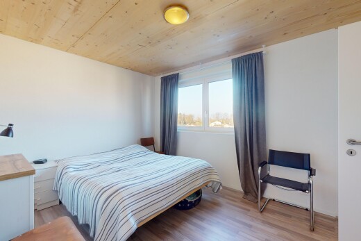 zimmer / schlafzimmer mit holzdecke, natürliches licht, und parkettboden