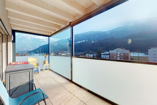 balkon mit blick auf die berge und balkon