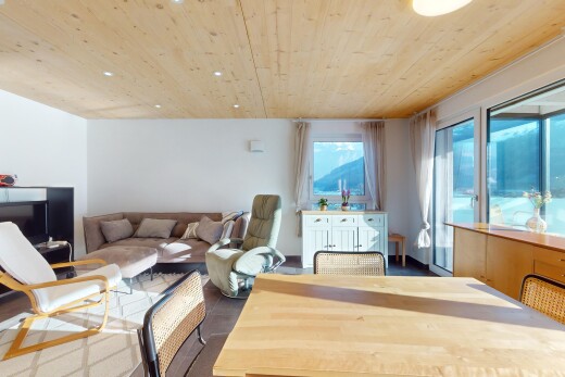 wohn- / esszimmer mit holzdecke, natürliches licht, und parkettboden