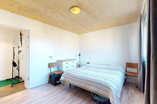 zimmer / schlafzimmer mit holzdecke und parkettboden