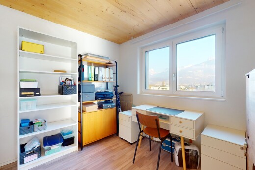 büro mit parkettboden, holzdecke, und natürliches licht