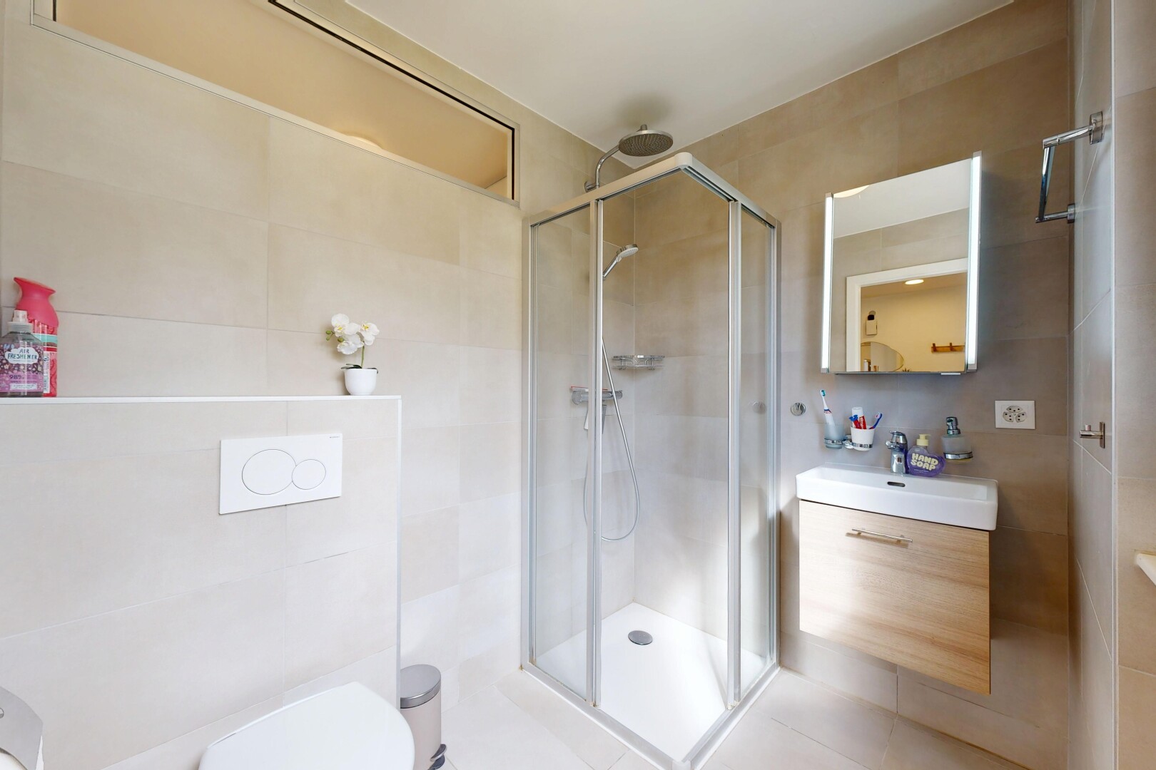 bad mit schminktisch, fliesenwand, tile wall, dusche, und komplettes badezimmer