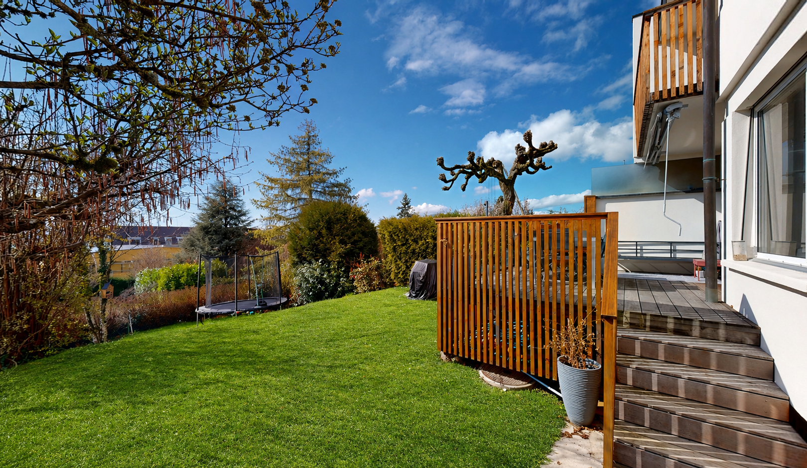 garten mit trampolin, from property, rasen, day time, und deck