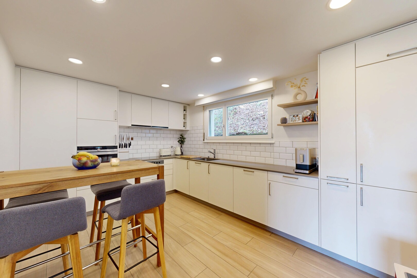 küche mit offene regale, open shelves, light floor, wood finish floor, und holzfußboden