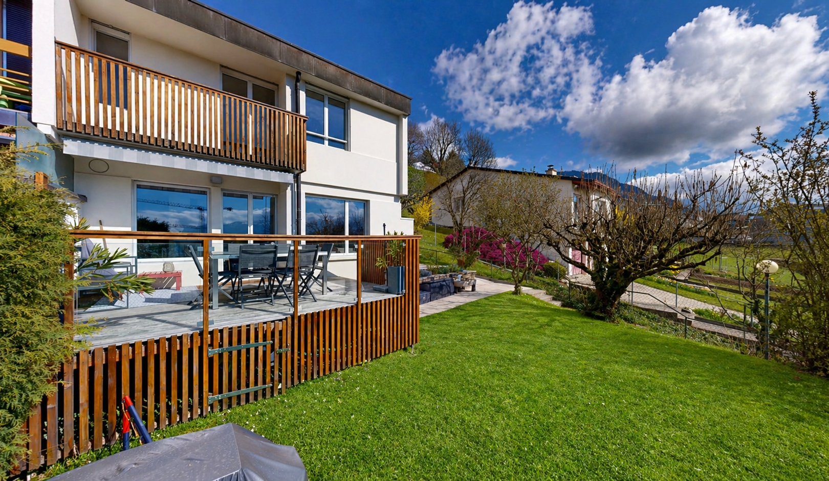 außenansicht mit stuckverkleidung, terrasse, essbereich im freien, rasen, und day time