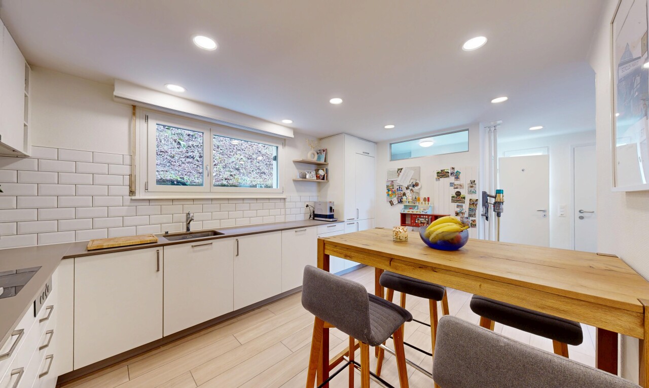 küche mit light floor, natural light, natürliches licht, weiße schränke, und white cabinets