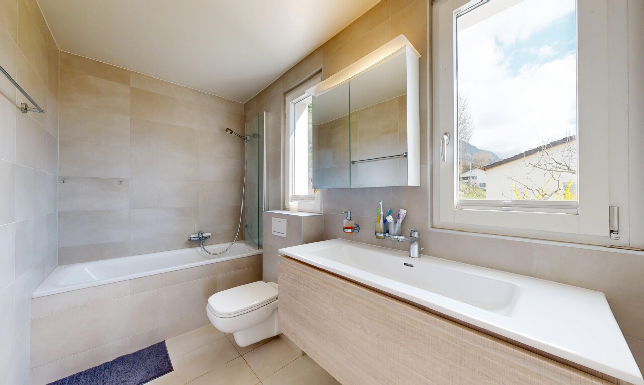bad mit komplettes badezimmer, toilette, light floor, spiegel, und kombiniertes bad / dusche