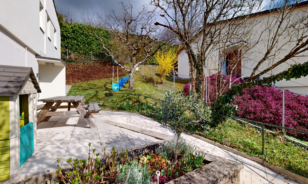 garten mit zaun, terrasse, und from property